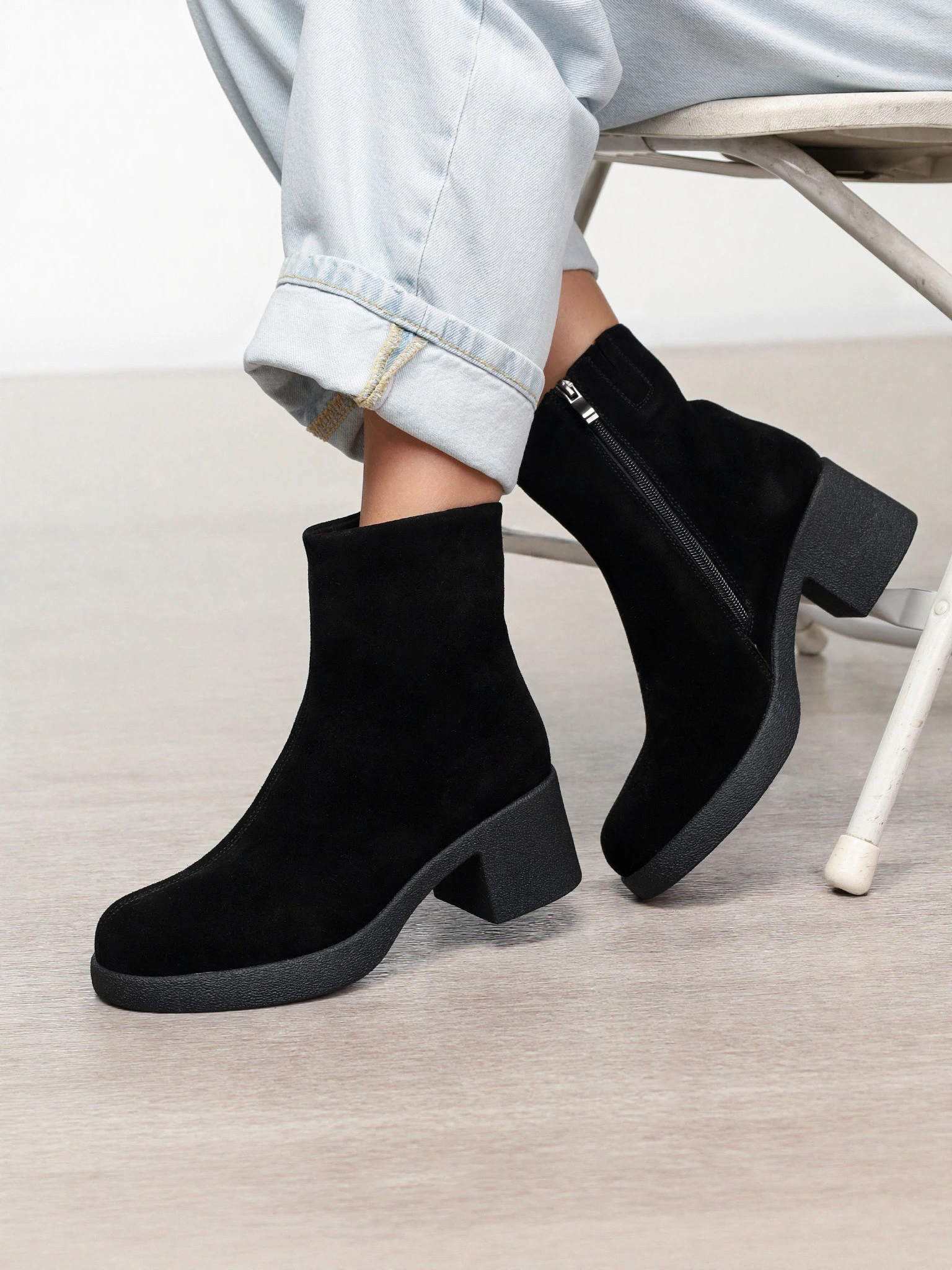 Ботильоны черного цвета из натуральной замши на широком высоком каблуке